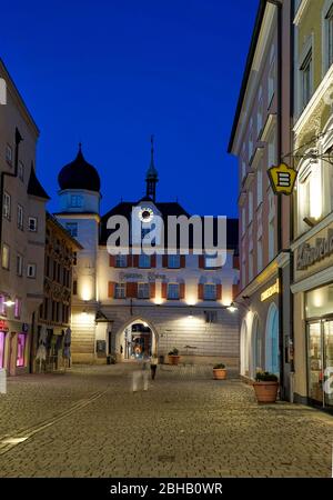 Deutschland, Bayern, Oberbayern, Rosenheim, Stadtmuseum, Mittertor, Max-Josefs-Platz, abends beleuchtet Stockfoto