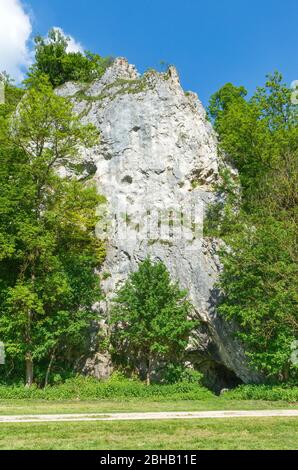 Deutschland, Baden-Württemberg, Hayingen-Anhausen. Wanderweg an den Schwarzlochfelsen im Naturschutzgebiet Grosser Lautertal zwischen Hayingen-Anhausen und der Ruine Wartstein im Biosphärenreservat Schwäbische Alb Stockfoto