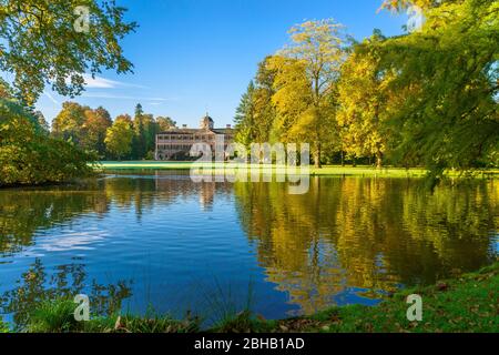 Deutschland, Baden-Württemberg, Rastatt - Förch, Herbst im Schlossgarten von Schloss Favorite, Spiegelung im Schwanenweiher. Stockfoto