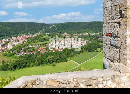 Deutschland, Baden-Württemberg, Blaubeuren, Blick vom Bergfried der Ruine Hohengerhausen = Rusenschloss ins Blautal bei Blaubeuren. Stockfoto