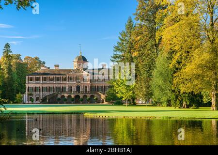 Deutschland, Baden-Württemberg, Rastatt - Förch, Herbst im Schlossgarten von Schloss Favorite, Spiegelung im Schwanenweiher. Stockfoto