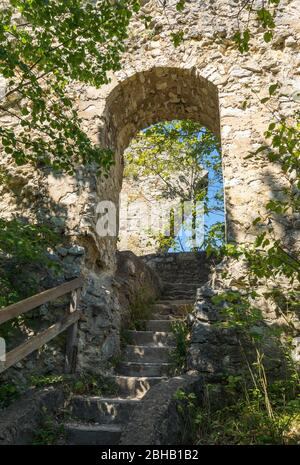 Deutschland, Baden-Württemberg, Blaubeuren, Ruine Hohengerhausen = Rusenschloss, erhebt sich zum Donjon Stockfoto