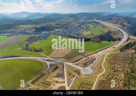 Luftaufnahme der A46 mit Autobahnende und Anschluss an die B 7, Nuttlar, Olsberg, Sauerland, Nordrhein-Westfalen, Deutschland Stockfoto