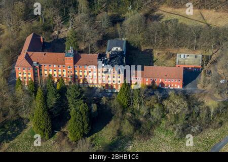 Luftaufnahme des Seniorenheims Klosterberg mit Brandschaden aus dem Jahr 2013, Oeventrop, Arnsberg, Sauerland, Nordrhein-Westfalen, Deutschland. Stockfoto