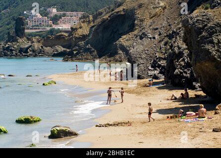 Playa Aguas Blancas. Santa Eulalia, Ibiza. Strand, weißes Wasser. Spanien Stockfoto