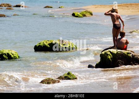 Playa Aguas Blancas. Santa Eulalia, Ibiza. Strand, weißes Wasser. Spanien Stockfoto