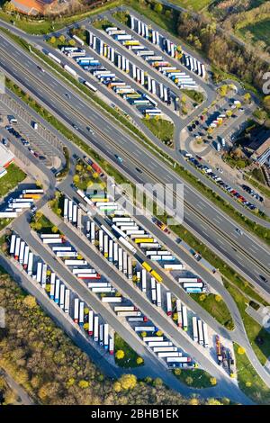 Luftaufnahme vom Rastplatz Rhynern-Nord, mit LKW-Parkplatz, Autobahn A2, Landkreis Rhynern in Hamm, Nordrhein-Westfalen, Deutschland. Stockfoto