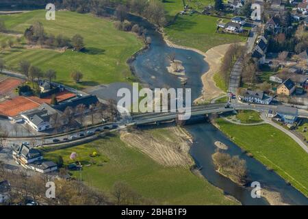 Luftaufnahme der Renaturierung der Ruhr, Brücke Glösinger Straße, Oeventrop Bezirk, Arnsberg, Sauerland, Nordrhein-Westfalen, Deutschland. Stockfoto