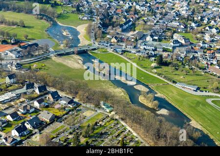 Luftaufnahme der Renaturierung der Ruhr, Brücke Glösinger Straße, Oeventrop Bezirk, Arnsberg, Sauerland, Nordrhein-Westfalen, Deutschland. Stockfoto