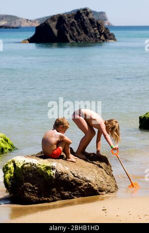 Playa Aguas Blancas. Santa Eulalia, Ibiza. Strand, weißes Wasser. Spanien Stockfoto