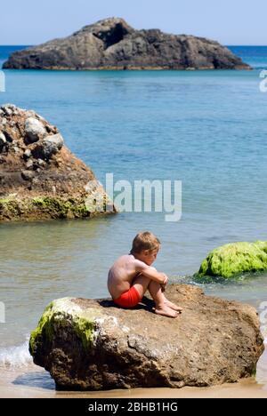 Playa Aguas Blancas. Santa Eulalia, Ibiza. Strand, weißes Wasser. Spanien Stockfoto