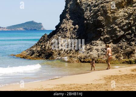 Playa Aguas Blancas. Santa Eulalia, Ibiza. Strand, weißes Wasser. Spanien Stockfoto