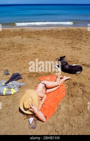 Playa Aguas Blancas. Santa Eulalia, Ibiza. Strand, weißes Wasser. Spanien Stockfoto