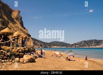 Playa Aguas Blancas. Santa Eulalia, Ibiza. Strand, weißes Wasser. Spanien Stockfoto