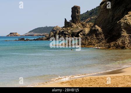 Playa Aguas Blancas. Santa Eulalia, Ibiza. Strand, weißes Wasser. Spanien Stockfoto