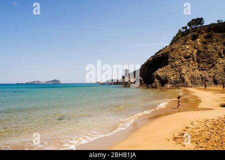 Playa Aguas Blancas. Santa Eulalia, Ibiza. Strand, weißes Wasser. Spanien Stockfoto