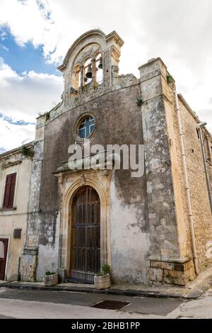 Fassade der Kirche Madonna delle Grazie in Cassaro, Provinz Syrakus, Italien. Stockfoto
