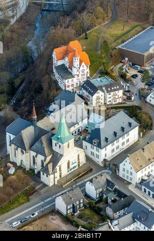 Luftaufnahme der Kirche St. Laurentius, Abtei Wedinghausen und Altersheim Arnsberg GmbH, Arnsberg, Sauerland, Nordrhein-Westfalen, Deutschland. Stockfoto