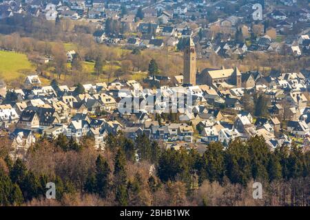 Luftaufnahme der Innenstadt mit der St. Alexanderkirche, Schmallenberg, Sauerland, Nordrhein-Westfalen, Deutschland Stockfoto