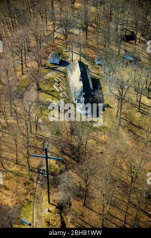 Luftaufnahme der Kapelle Maria am Bergkreuz Wilzenberg, Schmallenberg, Kreis Grafschaft, Sauerland, Nordrhein-Westfalen, Deutschland Stockfoto