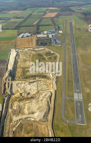 Luftaufnahme, Kiesabbau und Schleifen, Flugplatz Dinslaken Schwarze Heide, Holthausen, Bottrop, Ruhrgebiet, Nordrhein-Westfalen, Deutschland Stockfoto