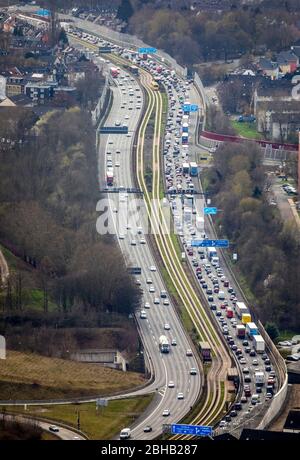 Stau auf der A40 in der Nähe von Essen-Kray, Essen, Ruhrgebiet, Nordrhein-Westfalen, Deutschland Stockfoto