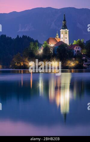 Bled Insel mit der Kirche Mariä Himmelfahrt bei Nacht, Bled, Oberkrain, Slowenien Stockfoto