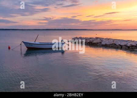 Einsames Boot am Strand von vrsi mulo bei Sonnenuntergang, vrsi, zadar County, dalmatien, kroatien Stockfoto