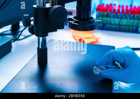 Organ-on-a-Chip-Entwicklung. Dies ist ein mikrofluidisches Gerät, das biologische Organe simuliert. Stockfoto