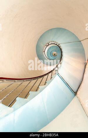 Dänemark, Jütland, Ringkøbing Fjord, Lyngvig Leuchtturm bei Hvide Sande. Wendeltreppe im Turm. Stockfoto