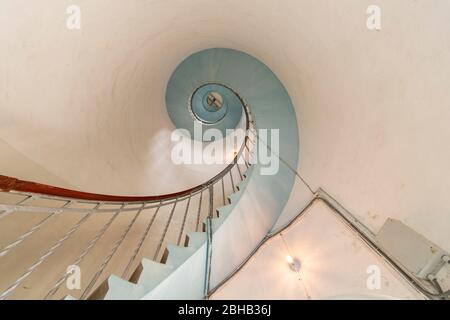 Dänemark, Jütland, Ringkøbing Fjord, Lyngvig Leuchtturm bei Hvide Sande. Wendeltreppe im Turm. Stockfoto