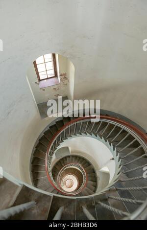 Dänemark, Jütland, Ringkøbing Fjord, Lyngvig Leuchtturm bei Hvide Sande. Wendeltreppe im Turm. Stockfoto