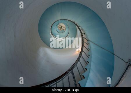 Dänemark, Jütland, Ringkøbing Fjord, Lyngvig Leuchtturm bei Hvide Sande. Wendeltreppe im Turm. Stockfoto