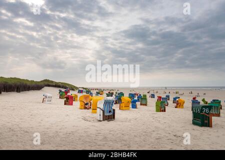 Deutschland, Niedersachsen, Ostfriesland, Juist, am Strand. Stockfoto