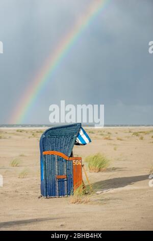 Deutschland, Niedersachsen, Ostfriesland, Juist, Regenbogen am Strand. Stockfoto