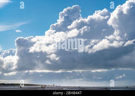 Deutschland, Niedersachsen, Ostfriesland, Juist, Wolken über Juist. Stockfoto