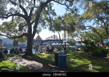 Ein entspanntes Wochenende am Morgen in einem Riverwalk North Park am New River in Fort Lauderdale, Florida, USA. Stockfoto