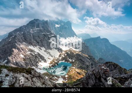 Erhöhte Sicht auf den coldai See und die nordwestliche Wand der Civetta von cima Coldai, Civetta Gruppe, Dolomiten, Alleghe, Belluno, Venetien, Italien Stockfoto