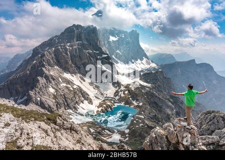 Erhöhte Sicht auf den coldai See und die nordwestliche Wand der Civetta von cima Coldai, Civetta Gruppe, Dolomiten, Alleghe, Belluno, Venetien, Italien Stockfoto