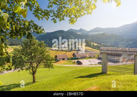 Die Kirche des heiligen Nikolaus und das slowenische Dorf Spodnja Sorica, Gemeinde Å½elezniki, Oberkrain, Slowenien Stockfoto