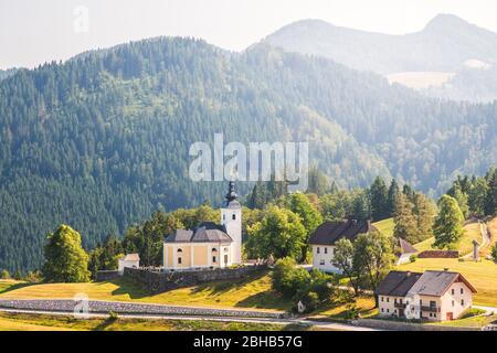 Kirche des heiligen Nikolaus in der slowenischen Dorf Spodnja Sorica, Gemeinde Å½elezniki, Oberkrain, Slowenien Stockfoto