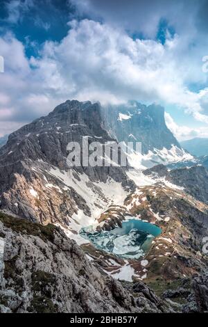 Erhöhte Sicht auf den coldai See und die nordwestliche Wand der Civetta von cima Coldai, Civetta Gruppe, Dolomiten, Alleghe, Belluno, Venetien, Italien Stockfoto