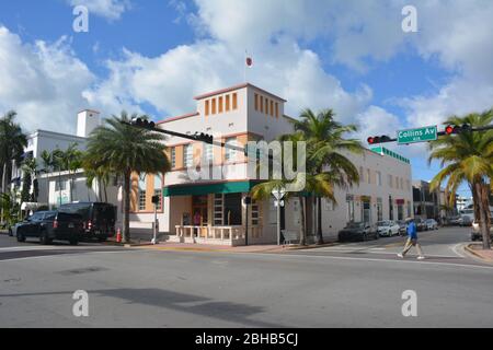 Collins Avenue. Die weltweit größte Sammlung von Art Deco-Architektur befindet sich in South Beach, einem Teil von Miami Beach, Florida, USA. Stockfoto