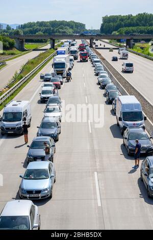 Deutschland, Baden-Württemberg, Karlsruhe, Unfall auf der A5 bei Karlsruhe. Stockfoto