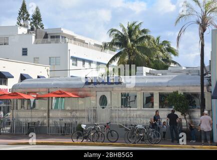 Das Retro 11th Street Diner auf der Washington Ave, South Beach, Miami Beach, Florida, USA. Stockfoto