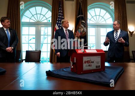 Administrator, National Aeronautics and Space Administration (NASA) Jim Bridenstine, rechts, beschreibt AMBUstat, ein Dekontaminationsgerät während einer Präsentation vor US-Präsident Donald J. Trump von der NASA-Führung über ihre COVID-19 Antwort im Kabinettsaal des Weißen Hauses in Washington DC am 24. April 2020. Links ist Dave Gallagher, Associate Director, NASA Jet Propulsion Laboratory.Quelle: Anna Moneymaker/Pool via CNP Stockfoto