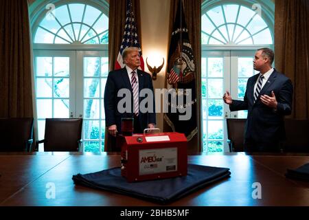 Washington, Vereinigte Staaten Von Amerika. April 2020. Administrator, National Aeronautics and Space Administration (NASA) Jim Bridenstine, rechts, führt eine Präsentation über die COVID-19-Antwort der NASA für US-Präsident Donald J. Trump, links, im Kabinettsaal des Weißen Hauses in Washington DC am 24. April 2020.Quelle: Anna Moneymaker/Pool via CNP dpa/Alamy Live News Stockfoto