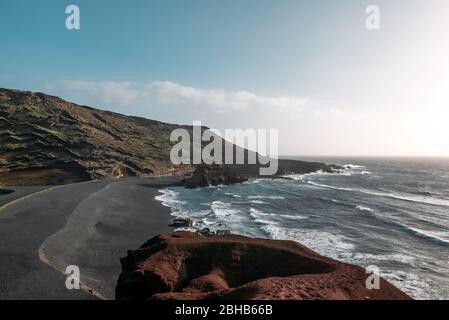 Schöner blick auf den atlantik mit schwarzem Sand von Lanzarote, Kanarische Inseln Stockfoto