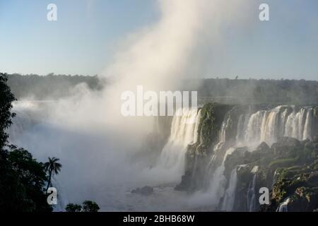 Wolken oder Morgennebel, die von den Iguacu Wasserfällen, Brasilien, Südamerika, aufsteigen Stockfoto