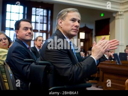 Austin Texas USA, 27. Januar 2009: Der texanische Generalanwalt Greg Abbott (r) applaudiert während der jährlichen Rede des Gouverneurs zum Bundesstaat Texas im Kapitol. Abbott ist einer von 13 Generalanwälten des Bundesstaates, der die Bundesregierung wegen der kürzlich verabschiedeten Gesundheitsreform von Präsident Barack Obama verklagt. Auf der linken Seite befindet sich der texanische Landkommissar Todd Staples. ©Bob Daemmrich Stockfoto
